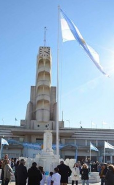 NÉSTOR ÁLVAREZ ENCABEZÓ EL ACTO CENTRAL POR EL DÍA DE LA BANDERA