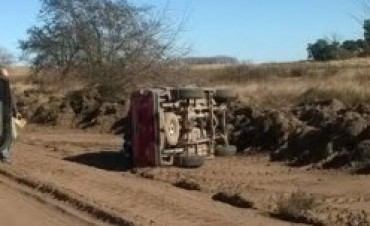VOLCO UNA CAMIONETA EN EL CAMINO A SALAZAR. TRASLADABA A JUGADORES DE FERRO.