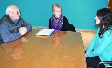 ENTREGARON BECA DE ACOMPAÑAMIENTO EDUCATIVO A ESTUDIANTE UNIVERSITARIA 