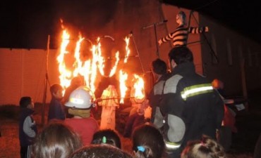 SE REALIZO LA FOGATA DE SAN JUAN EN QUENUMA