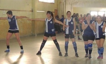 VOLEY - INTEGRANTES DEL EQUIPO FEMENINO VISITARON LA RADIO