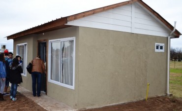 ACTO DE ENTREGA DE VIVIENDAS EN THOMPSON