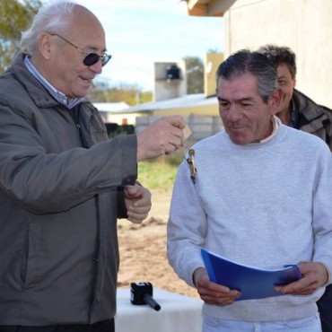 SE ENTREGARON DOS NUEVAS VIVIENDAS MUNICIPALES EN INGENIERO THOMPSON