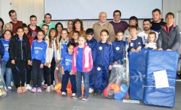 SE REALIZA UNA NUEVA ENTREGA DE MATERIALES DEPORTIVOS