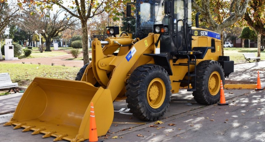 LA MUNICIPALIDAD PRESENTO LA PALA CARGADORA ADQUIRIDA RECIENTEMENTE