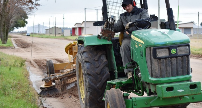 TRABAJAN EN LA LIMPIEZA DE CORDONES CUNETA
