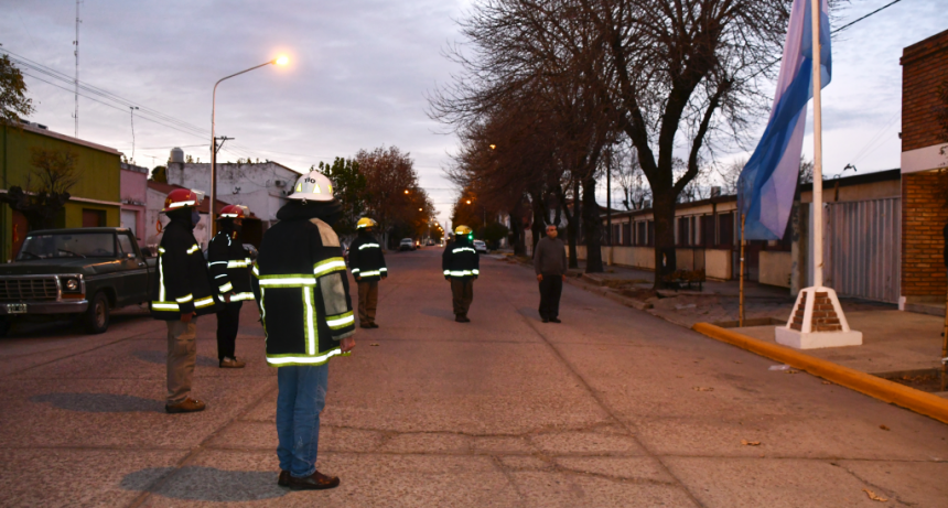 NOSETTI ESTUVO PRESENTE EN EL IZAMIENTO DE BANDERA POR EL DÍA DEL BOMBERO VOLUNTARIO