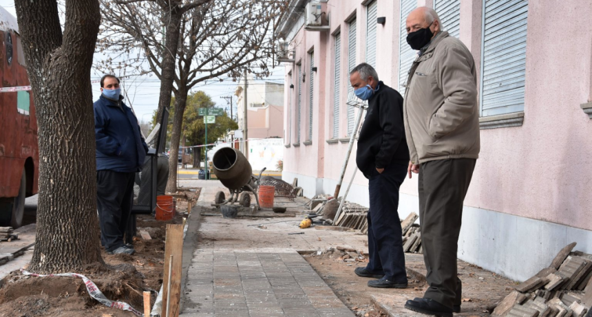 SE REALIZARON TRABAJOS EN LA VEREDA DE LA ESCUELA DE EDUCACIÓN PRIMARIA Nº 2