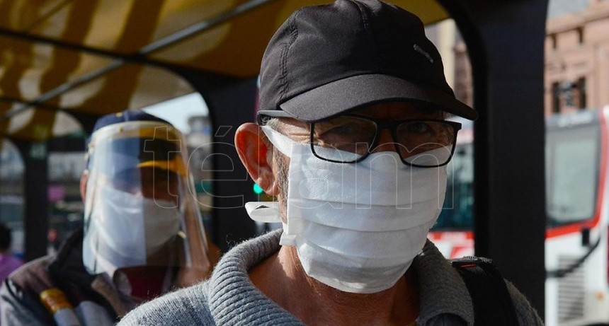 La OMS recomienda el tapabocas, pero advierte que puede dar una 