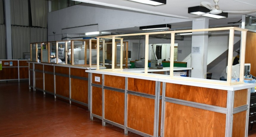 OBRAS PÚBLICAS COLOCÓ UN VIDRIO PROTECTOR EN LA ZONA DE CAJA DE LA MUNICIPALIDAD