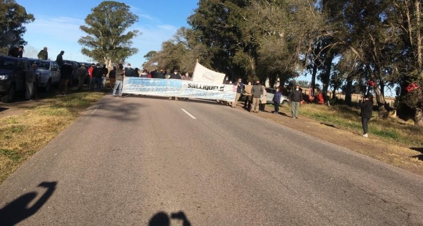 MANIFESTACION DE PRODUCTORES EN SALLIQUELO POR EL CASO VICENTIN. ESTUVIERON PRESENTES PRODUCTORES DE TRES LOMAS.