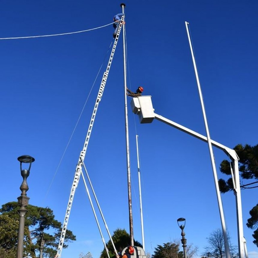 ARDUOS TRABAJOS PARA PONER EN CONDICIONES EL MÁSTIL CENTRAL