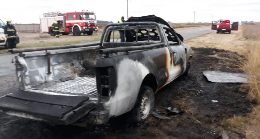 SE INCENDIO UNA CAMIONETA. DESTRUCCION TOTAL.