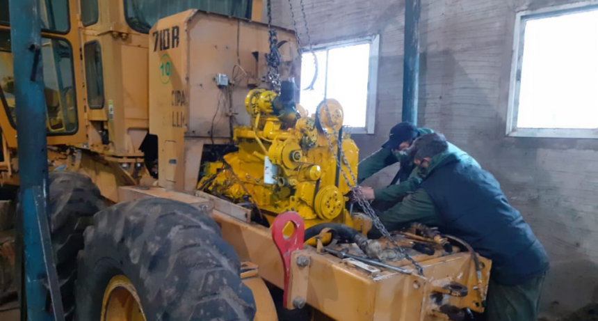 CONTINÚAN LOS TRABAJOS DE REPARACIÓN DE LA MAQUINARIA DE RED VIAL