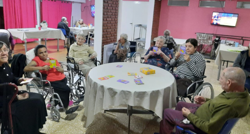 LOS ADULTOS MAYORES DE LOS HOGARES MUNICIPALES CONTINÚAN EN MOVIMIENTO