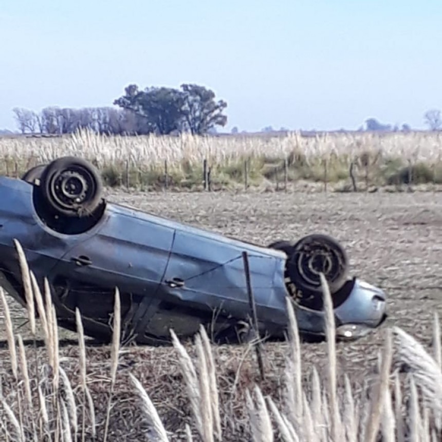 UN AUTO VOLCÓ EN UN CAMPO EN CERCANÍAS DE INGENIERO THOMPSON