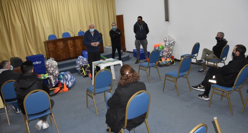 ENTREGA DE MATERIAL DEPORTIVO A INSTITUCIONES