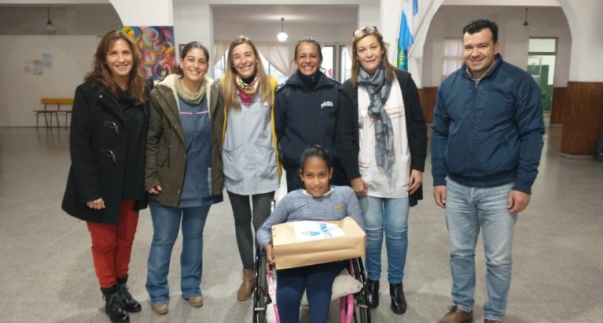 SE REALIZO LA ENTREGA DE UNA COMPUTADORA A ALUMNA DE CASBAS