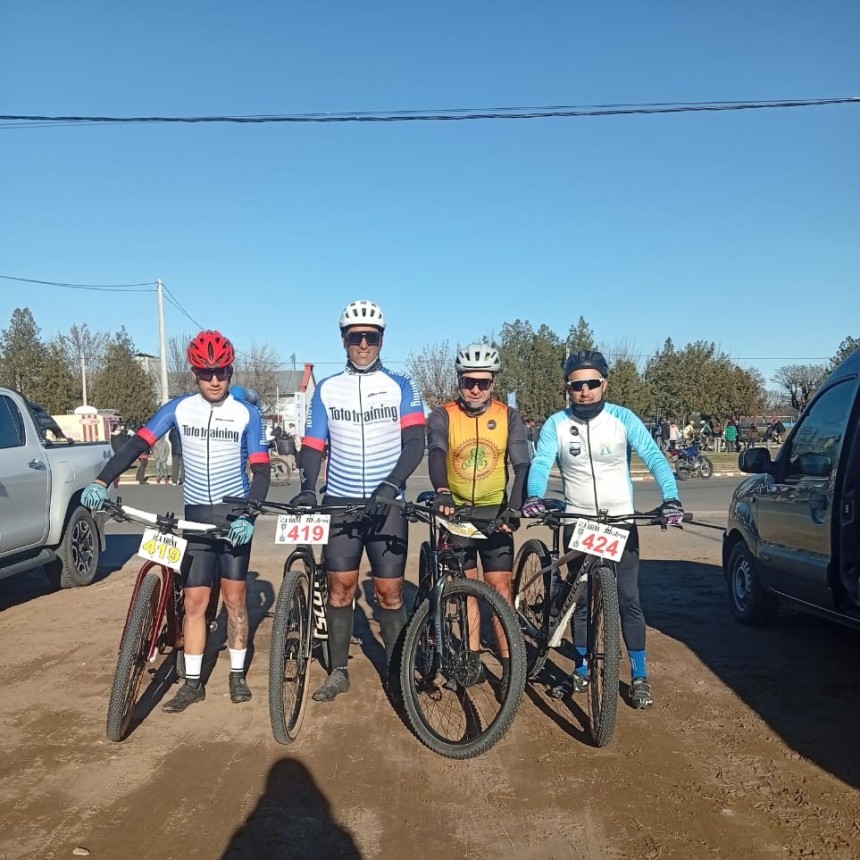 Ciclistas treslomenses participaron de una carrera en parejas en Toay