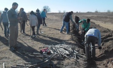 ALUMNOS DEL CEPT PLANTARON ESTACAS EN EL VIVERO MUNICIPAL