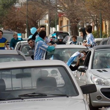 LA CARAVANA CADA VEZ MAS GRANDE. TRES LOMAS FESTEJA POR LA SELECCION.