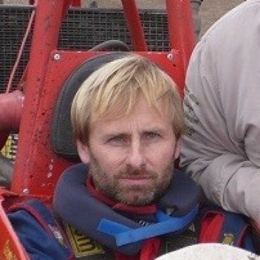 ORESTE MANG GANO EN LA FORMULA 1. LAS A.C.A.S SE PRESENTARON EN INGENIERO THOMPSON