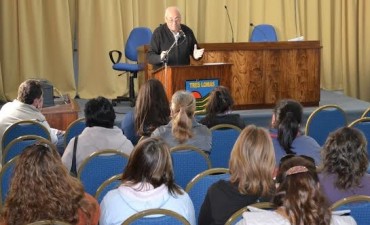 ENTREGARON BECAS A ESTUDIANTES