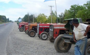 EL CAMPO PROTESTA EN EL CRUCE DE LA RUTA 5 Y ACCESO A PELLEGRINI