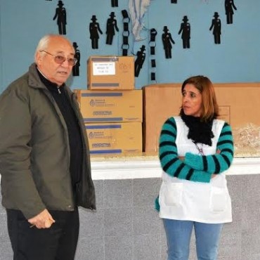 ENTREGARON MATERIALES DE LABORATORIO Y UN AULA VIRTUAL