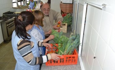 ENTREGAN HORTALIZAS PRODUCIDAS EN THOMPSON A COMEDORES ESCOLARES