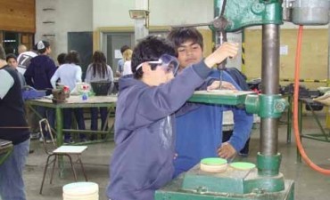 AMET ENTREGA BIBLIOTECA DIGITAL A LA ESCUELA TECNICA