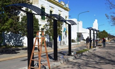EL FRENTE DE LA MUNICIPALIDAD SE PREPARA PARA LA CELEBRACION DEL BICENTENARIO