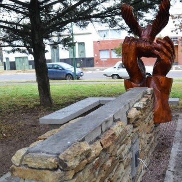 ROMPIERON LUMINARIAS EN EL MONUMENTO A LA SOLIDARIDAD Y EN LOS ACCESOS A TRES LOMAS