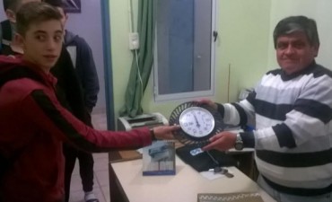 NACIONAL DE HANDBOL - LA DELEGACION LOCAL ENTREGA OBSEQUIO A LA ORGANIZACION