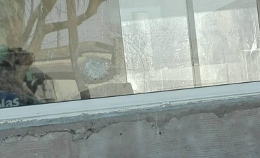 OTRA VEZ EL VANDALISMO: ROMPIERON UN VENTANAL EN UNA CASA EN CONSTRUCCION