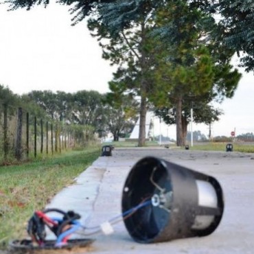 MAS VANDALISMO: DETUVIERON A CUATRO MENORES QUE ROMPIAN LUCES EN EL ACCESO