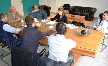 REUNION DEL CLUSTER PORCINO REGIONAL. FUNCIONARIOS VISITARON FABRICAS TRESLOMENSES.