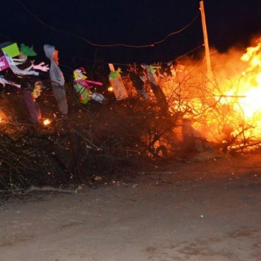  LA FOGATA DE SAN JUAN Y SAN PEDRO ILUMINÓ A GRANDES Y CHICOS