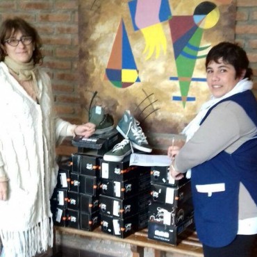 SE ENTREGARON CALZADOS PARA LA ESCUELA ESPECIAL 