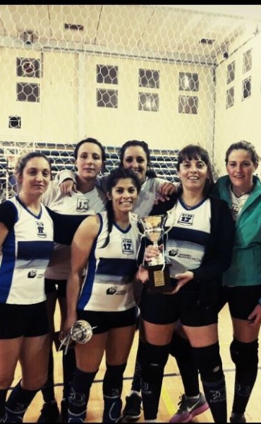 EL EQUIPO FEMENINO DE VOLEY DE DEPORTIVO 17 FUE SUBCAMPEON EN TRENQUE LAUQUEN