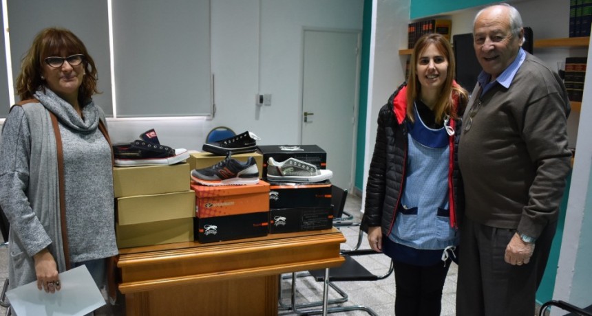 ENTREGA DE CALZADOS PARA ALUMNOS DE LA ESCUELA ESPECIAL