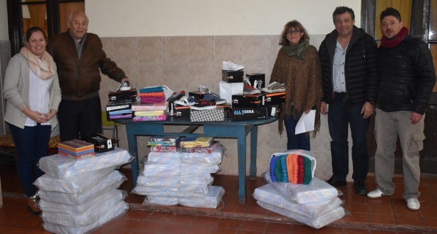 ENTREGARON CALZADO Y ROPA DE CAMA PARA LA ESCUELA ALBERGUE