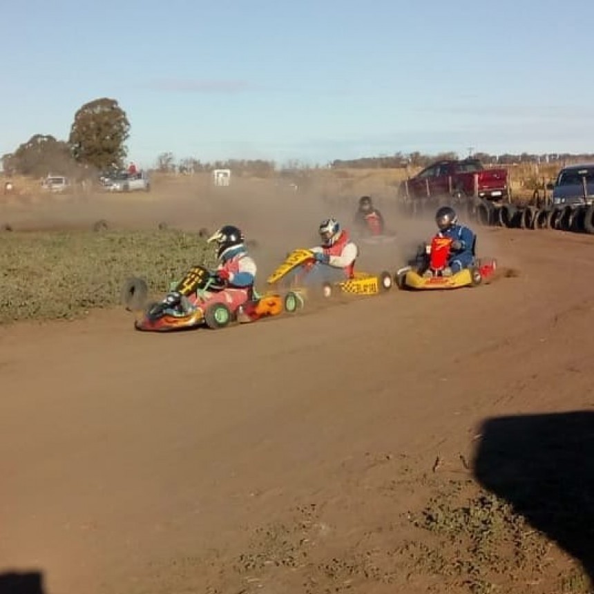 HUBO 44 VEHÍCULOS Y MAS DE 100 PERSONAS PRESENTES EN LA CARRERA DE KARTING 