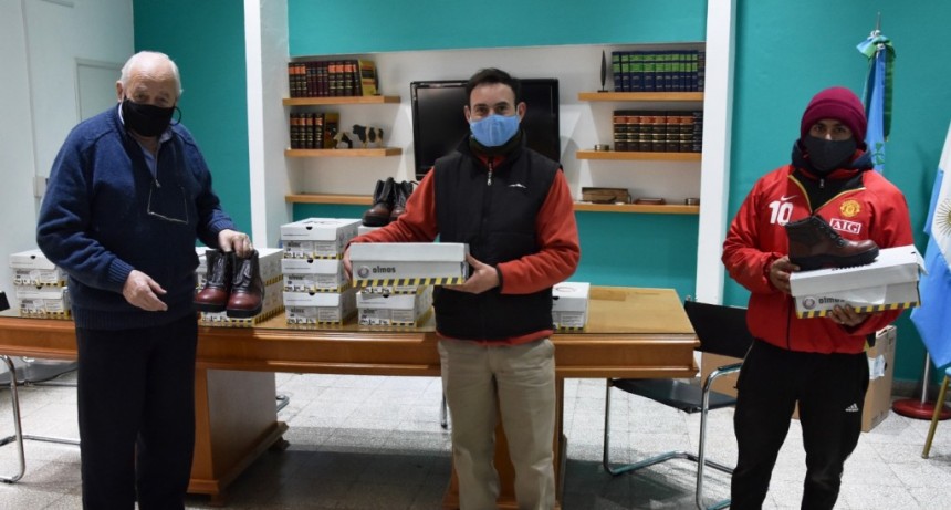 ENTREGA DE CALZADOS A TRABAJADORES DEL CORRALÓN MUNICIPAL