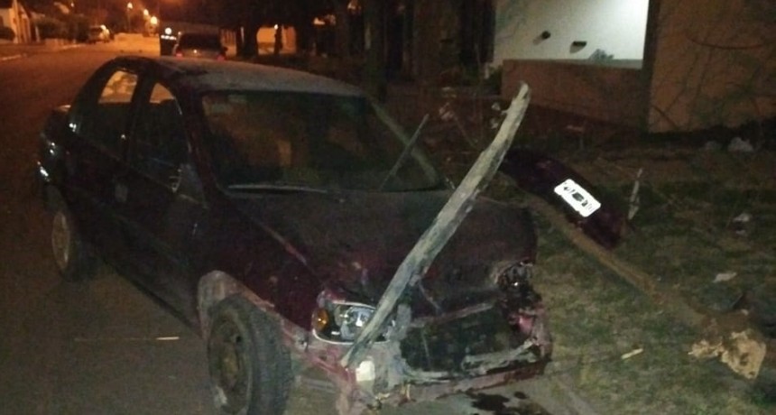 EN TRES LOMAS ROBAN UN AUTO Y LO VUELCAN A LAS DOS CUADRAS