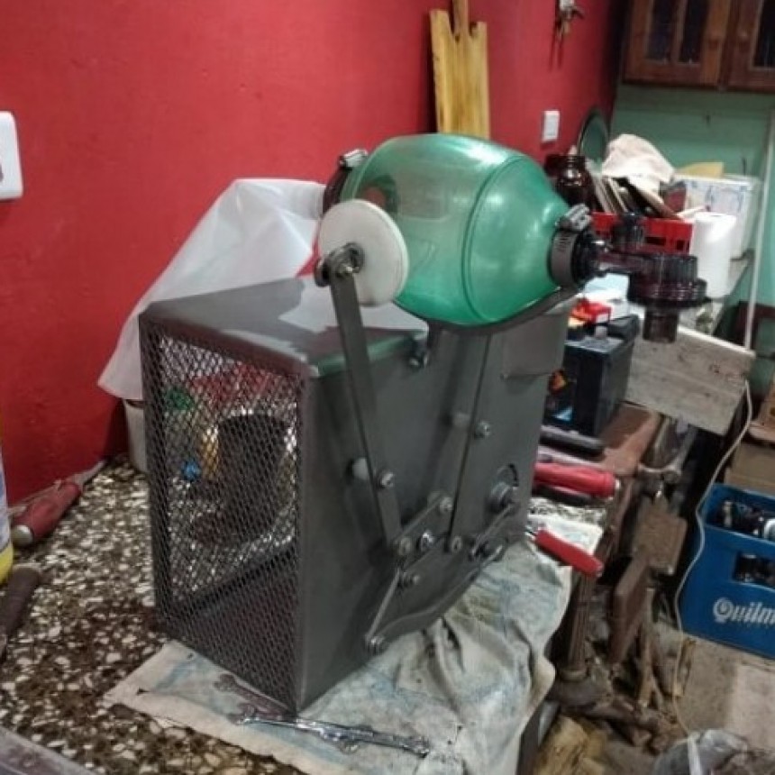 FABRICÓ UN RESPIRADOR CASERO Y LO DONÓ AL HOSPITAL 