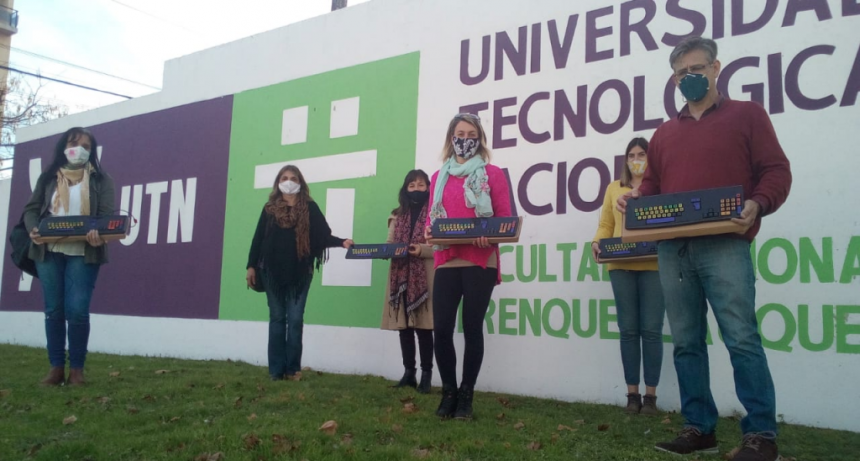 LA ESCUELA 501 RECIBIÓ CINCO TECLADOS SIMPLIFICADOS REALIZADOS POR LA FRTL UTN