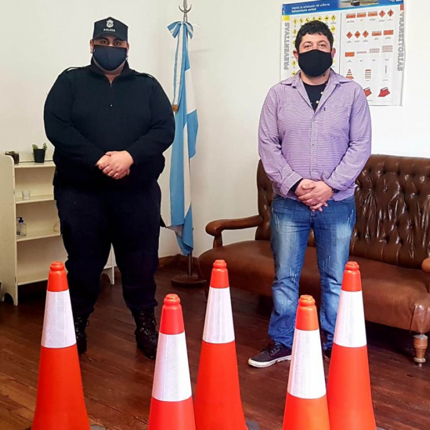ENTREGA DE CONOS DE SEÑALIZACIÓN VIAL PARA EL DESTACAMENTO POLICIAL DE INGENIERO THOMPSON