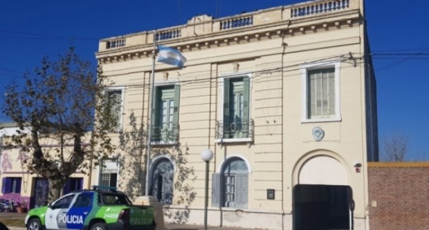 LA POLICIA TUVO QUE RETIRAR DE SALLIQUELO A DOS PERSONAS DE TRES LOMAS QUE ENTRARON A UN CUMPLEAÑOS