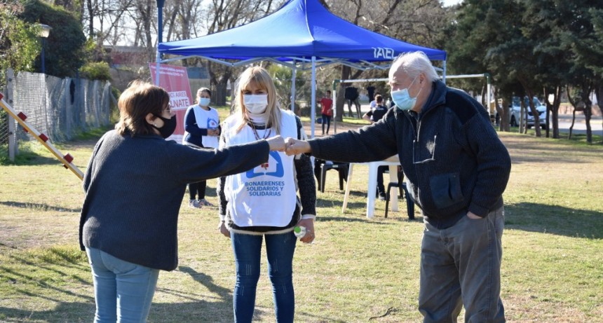 EL EQUIPO QUE LLEVA ADELANTE LA VACUNACIÓN CONTRA COVID19 ATENDIÓ CONSULTAS EN DIFERENTES PUNTOS DE LA CIUDAD